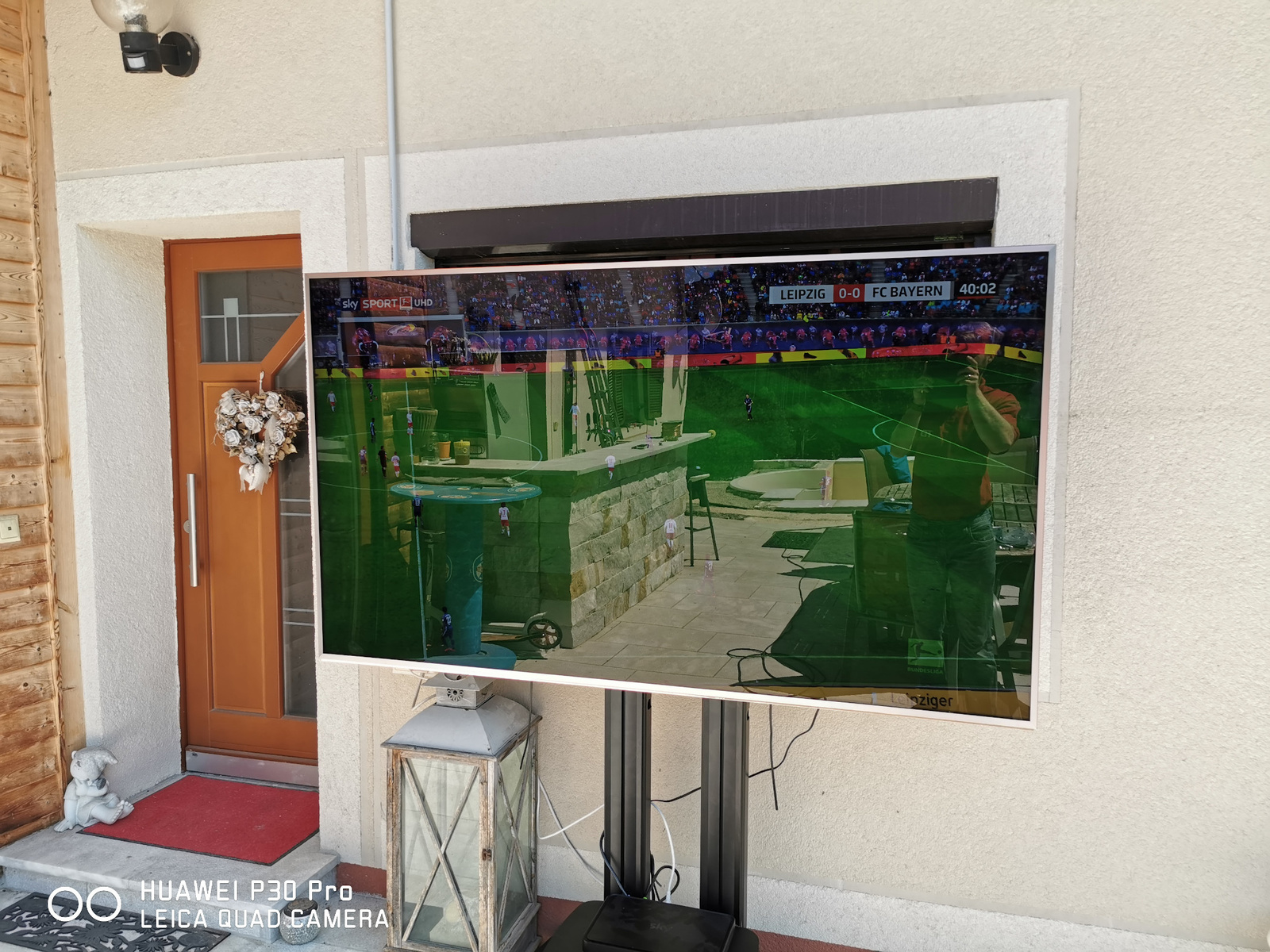 Installation eines Flachbildschirmfernsehers auf einer Terasse durch SAT-TV Grabner